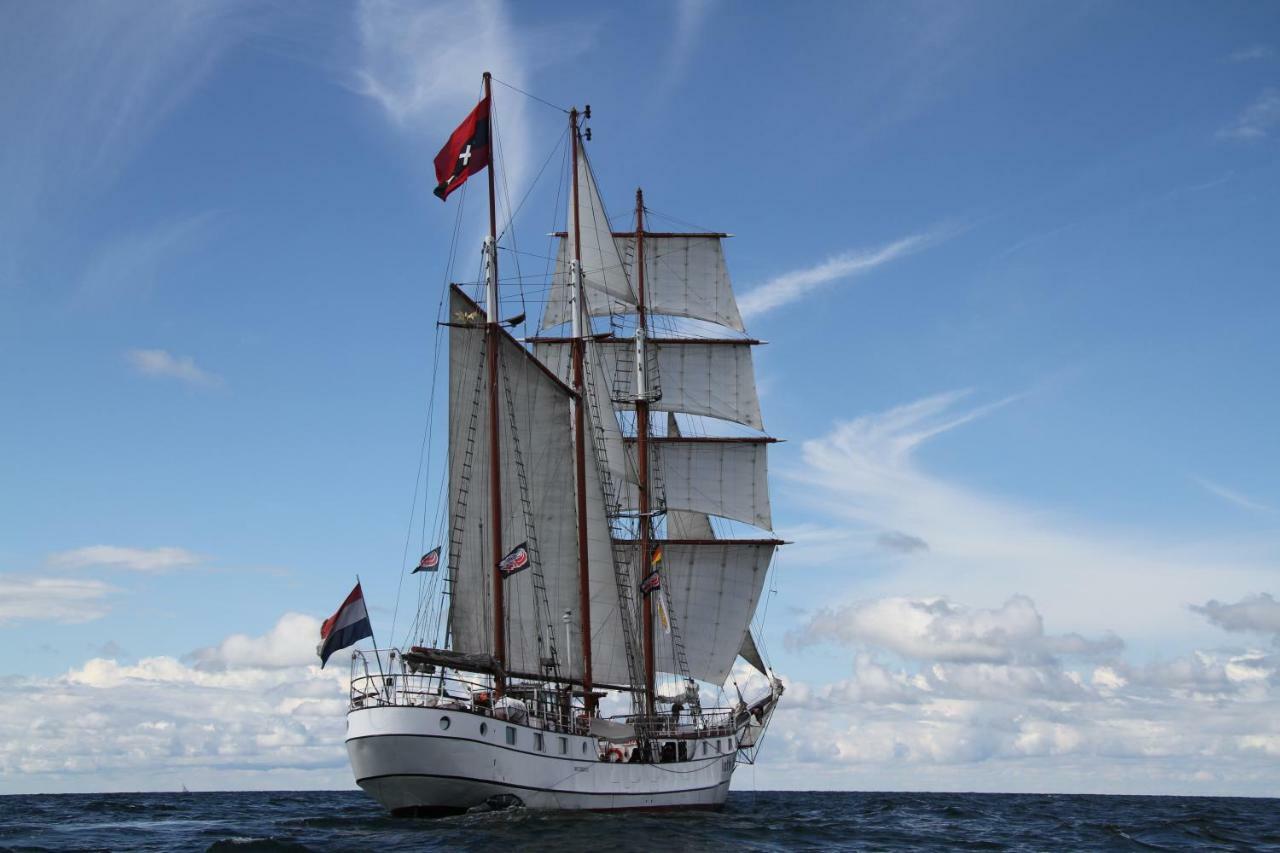 Segelschiff Loth Lorien Hotel Hamburg Exterior photo