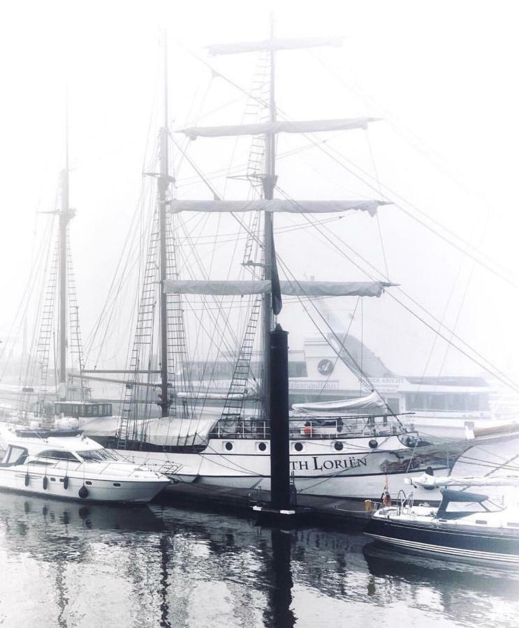 Segelschiff Loth Lorien Hotel Hamburg Exterior photo
