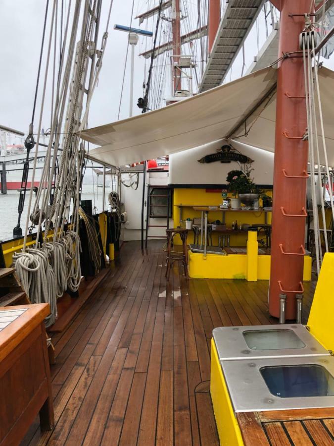 Segelschiff Loth Lorien Hotel Hamburg Exterior photo